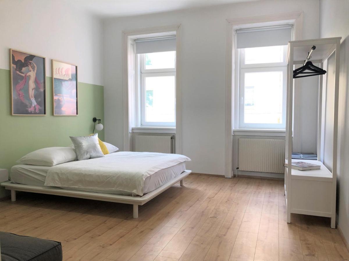 Large - Great For Groups - With Balcony Or Terrace Appartamento Vienna